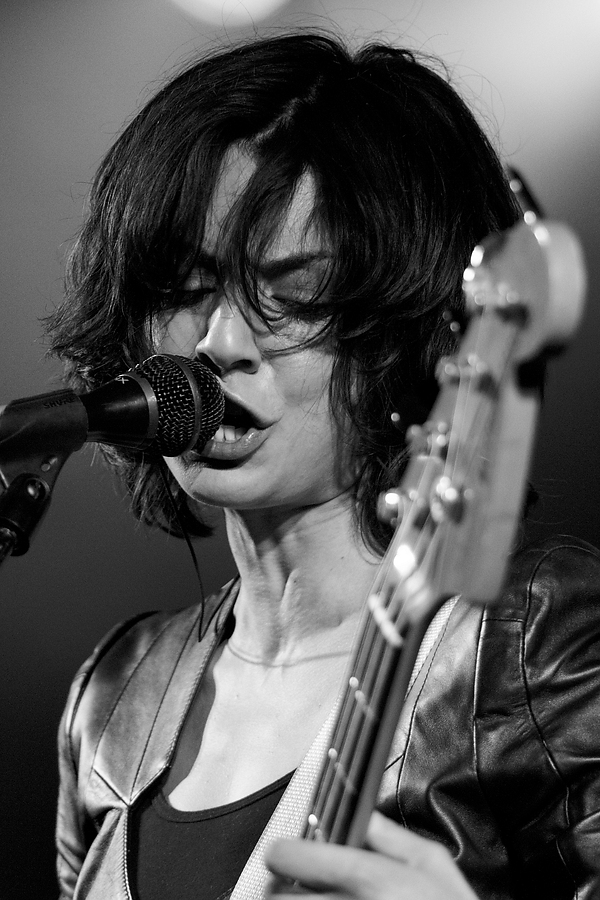 Chloë Alper, Bass, B&W, Pure Reason Revolution, Wedgewood Rooms, Portsmouth