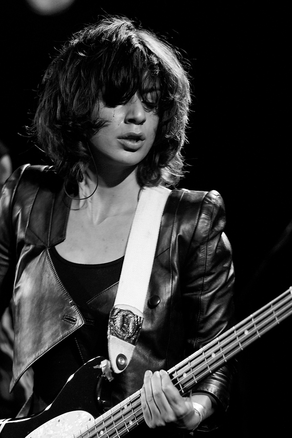 Chloë Alper, Bass, B&W, Pure Reason Revolution, Wedgewood Rooms, Portsmouth